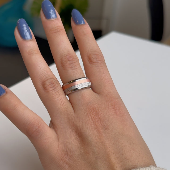 bague lovely coeurs avec couleur interchangeable abricot main de femme ongles