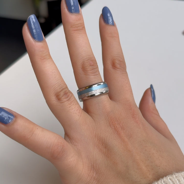bague lovely coeurs avec couleur interchangeable myrtille main de femme ongles