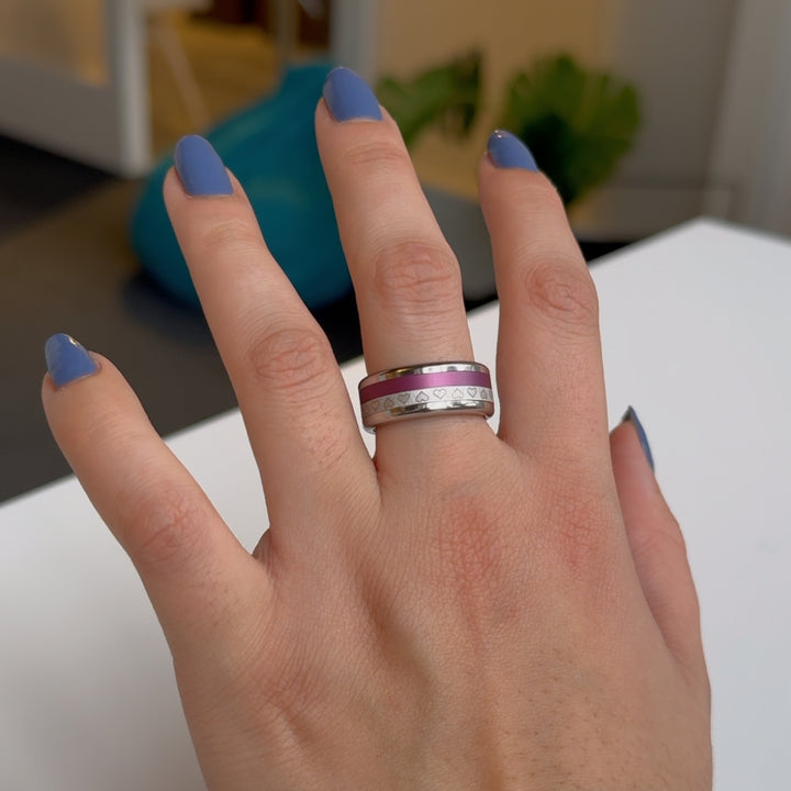 bague lovely coeurs avec couleur interchangeable rose pastel aubergine main de femme ongles