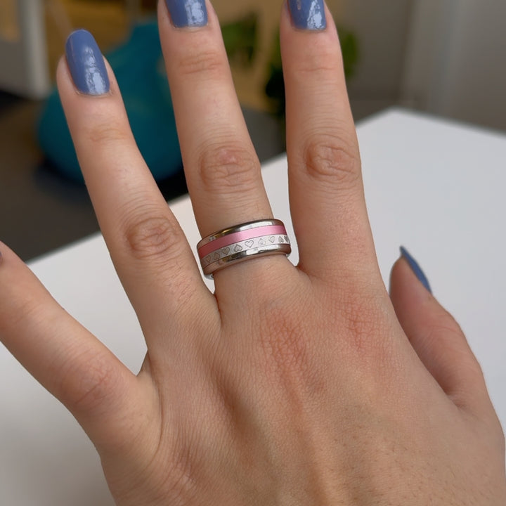 bague lovely coeurs avec couleur interchangeable rose pastel rose pastel main de femme ongles