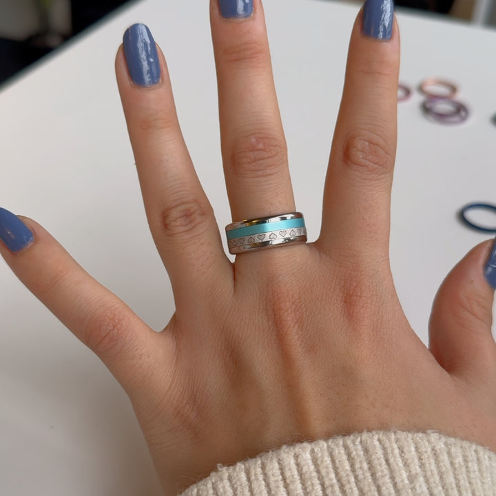 bague lovely coeurs avec couleur interchangeable turquoise main de femme ongles