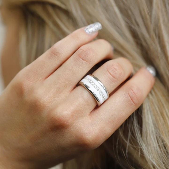 bague mood interchangeable blanc en argent 925 avec zircon aura authentique sur main de femme avec ongles brillants