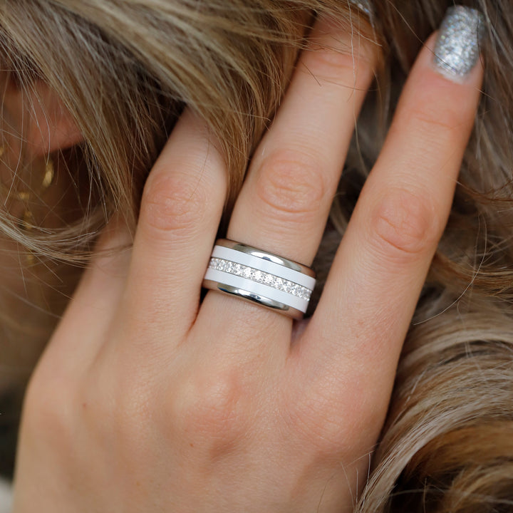 bague mood interchangeable blanc en argent 925 avec zircon aura authentique sur main de femme avec ongles brillants 5