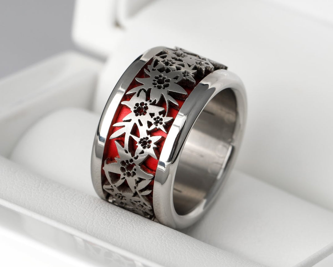 Bague en acier inoxydable avec motif Edelweiss découpé, fond rouge vibrant, finition polie — bijou Mood en gros plan