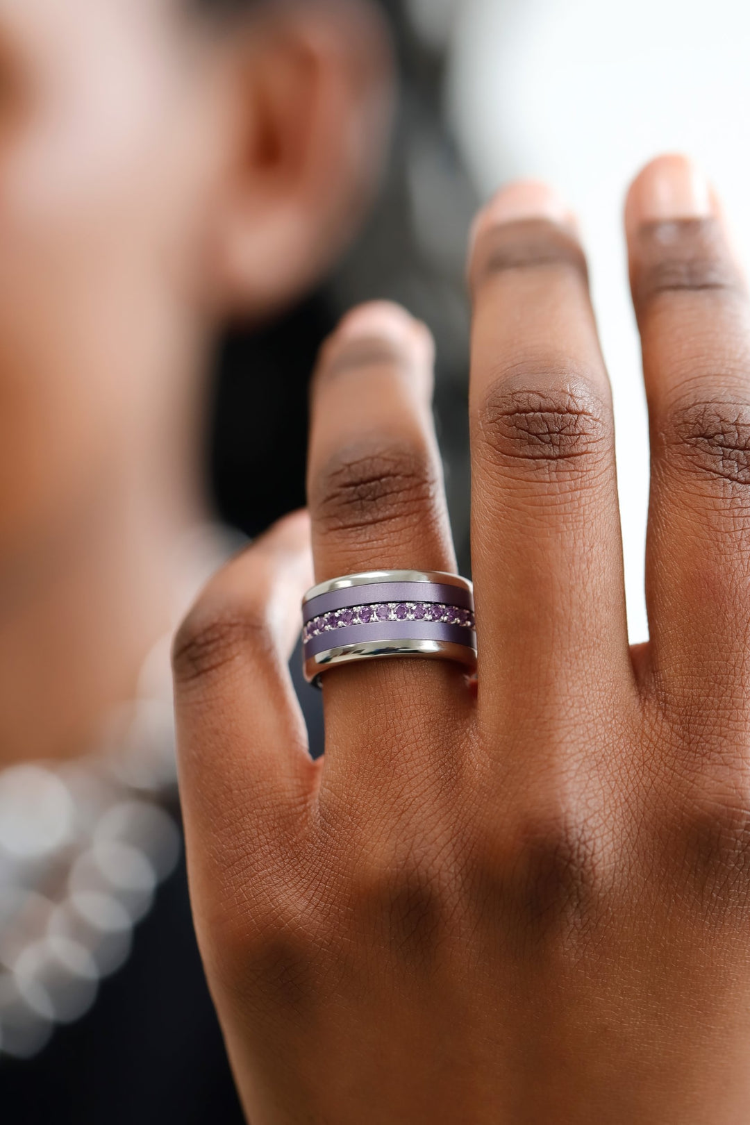 Bague mood portée à l'annulaire — guide quelle bague à quel doigt