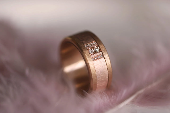 Innenring (2/3 Addon) aus geknittertem 9K Rotgold, Almas Rosa aus der Pink October 2024 Kollektion für auswechselbaren mood Ring