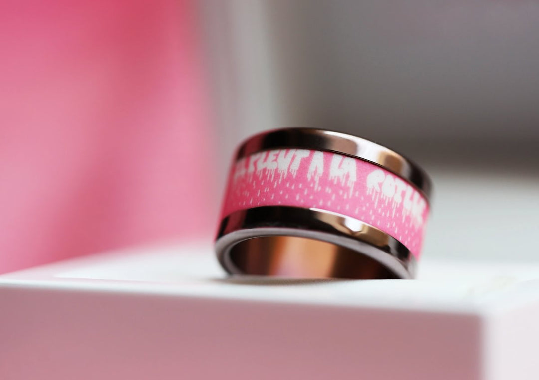 Innenring aus rosa Polymer " Il pleut à la roille, viens te mettre à la chotte !" für mood Ring