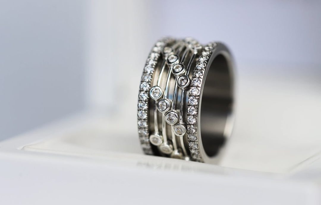 Inner ring in 925 silver "Flying Diamond" polished finish with zircons for interchangeable mood ring