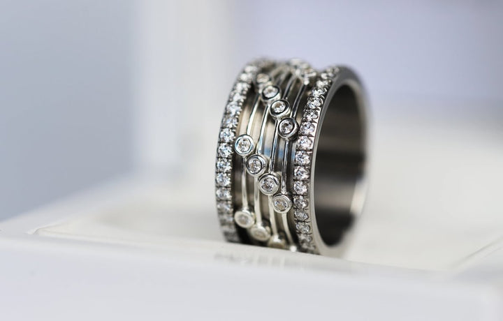 Inner ring in 925 silver "Flying Diamond" polished finish with zircons for interchangeable mood ring