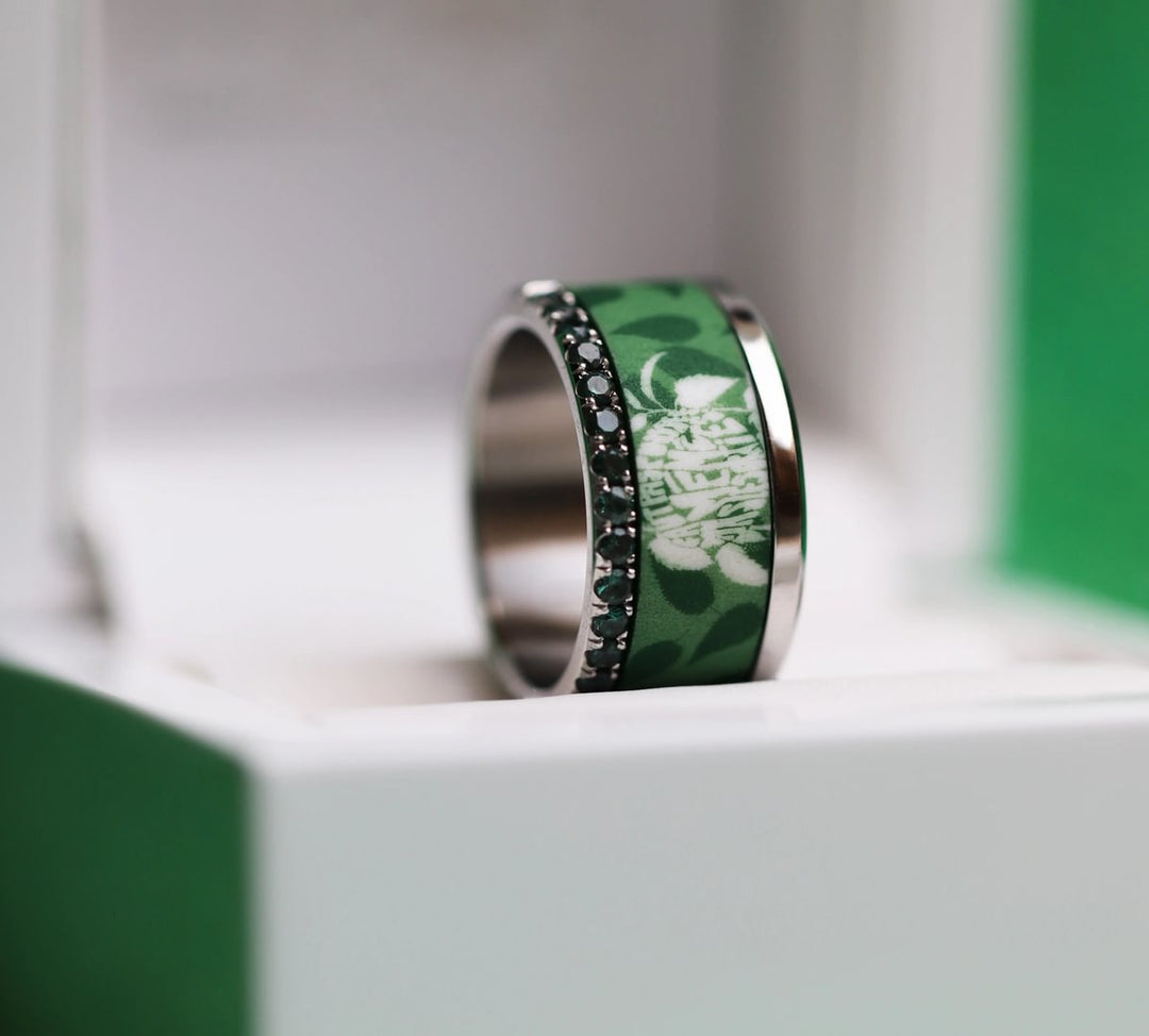 Inner ring in green polymer "Faut pas pousser mémé dans les orties" for mood ring