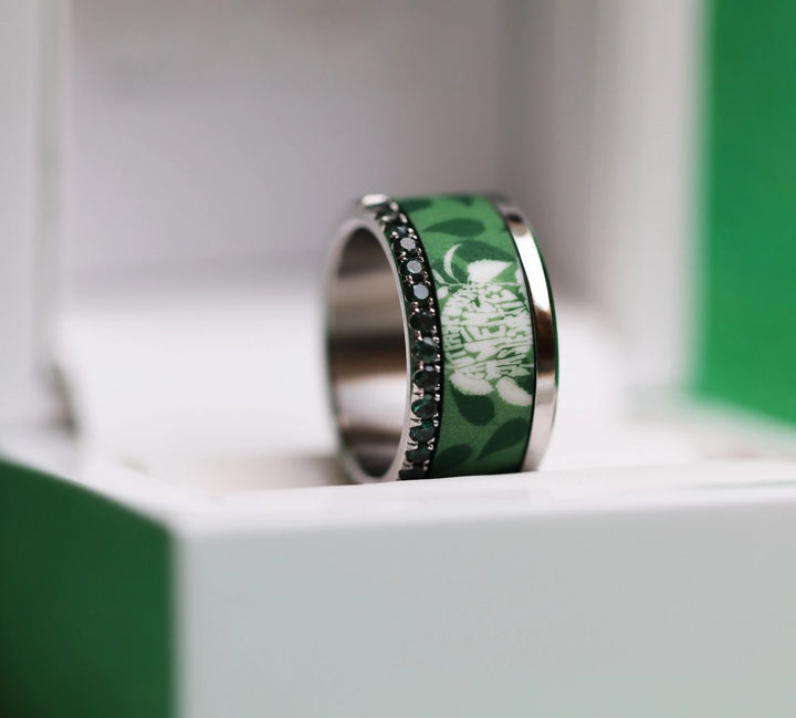 Inner ring in green polymer "Faut pas pousser mémé dans les orties" for mood ring