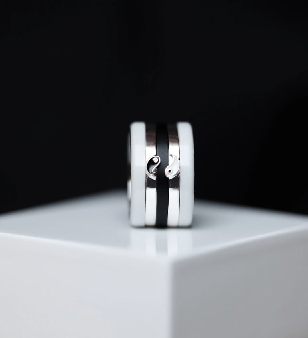 Set von zwei Medium Addons "Yin & Yang" aus Silber mit schwarz-weisser Emaille-Beschichtung für den auswechselbaren mood Ring