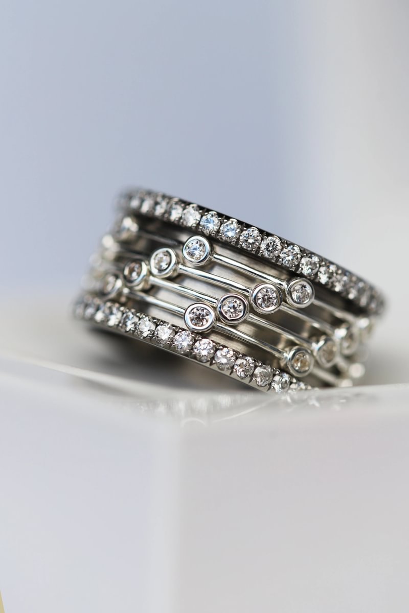 Inner ring in 925 silver "Flying Diamond" polished finish with zircons for interchangeable mood ring