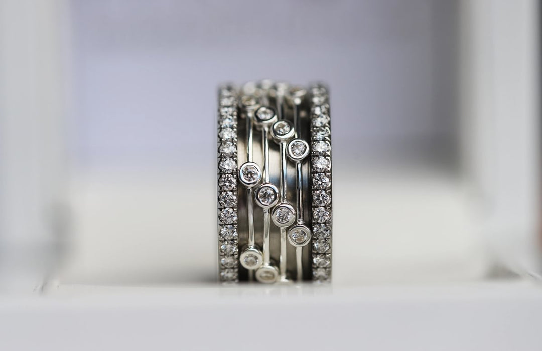 Inner ring in 925 silver "Flying Diamond" polished finish with zircons for interchangeable mood ring