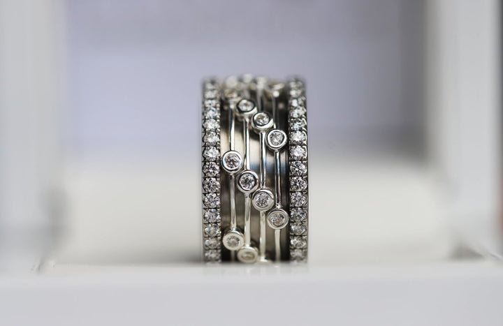Inner ring in 925 silver "Flying Diamond" polished finish with zircons for interchangeable mood ring