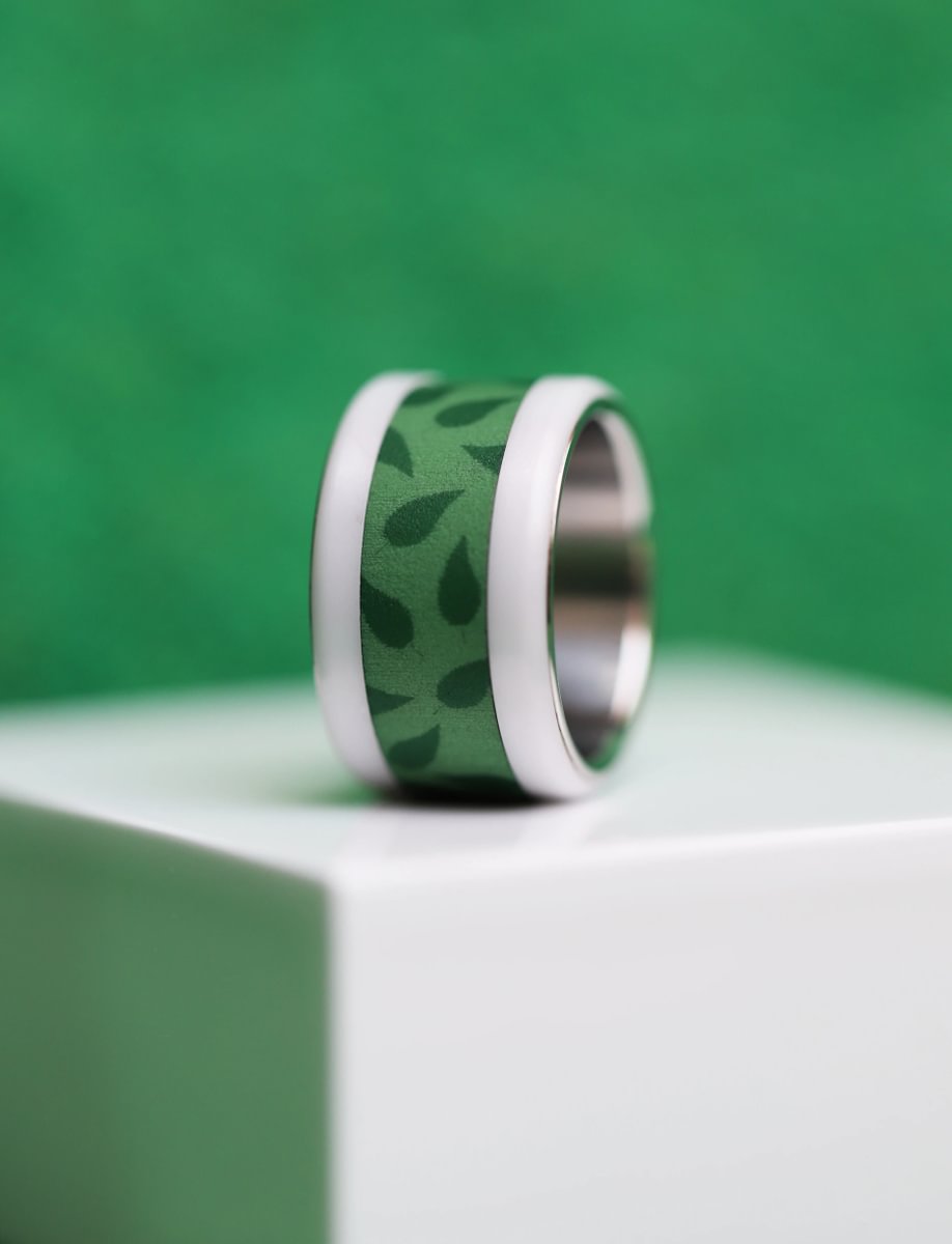 Inner ring in green polymer "Faut pas pousser mémé dans les orties" for mood ring