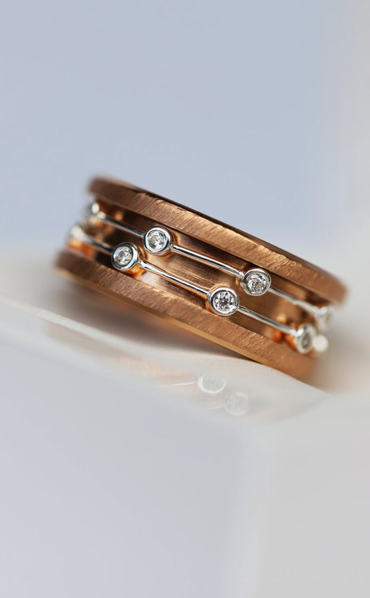 Inner ring in 925 silver "Flying Diamond" polished finish with zircons for interchangeable mood ring
