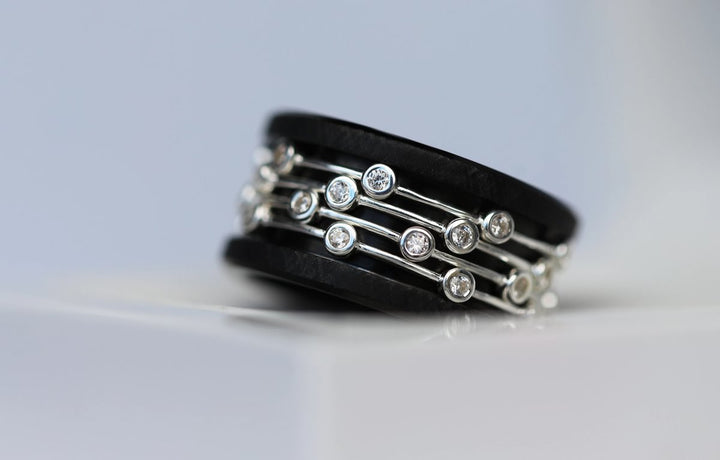 Inner ring in 925 silver "Flying Diamond" polished finish with zircons for interchangeable mood ring