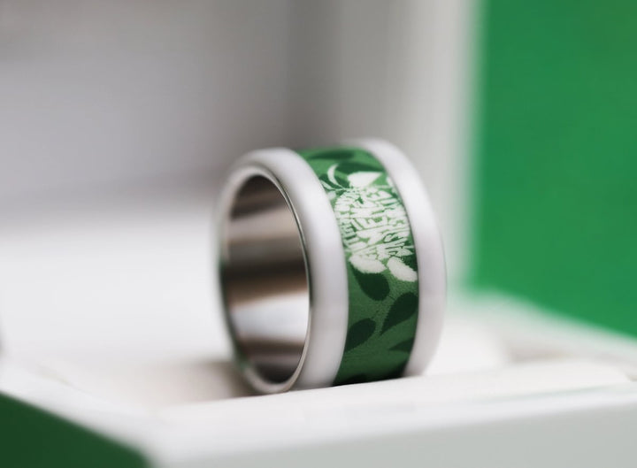 Inner ring in green polymer "Faut pas pousser mémé dans les orties" for mood ring