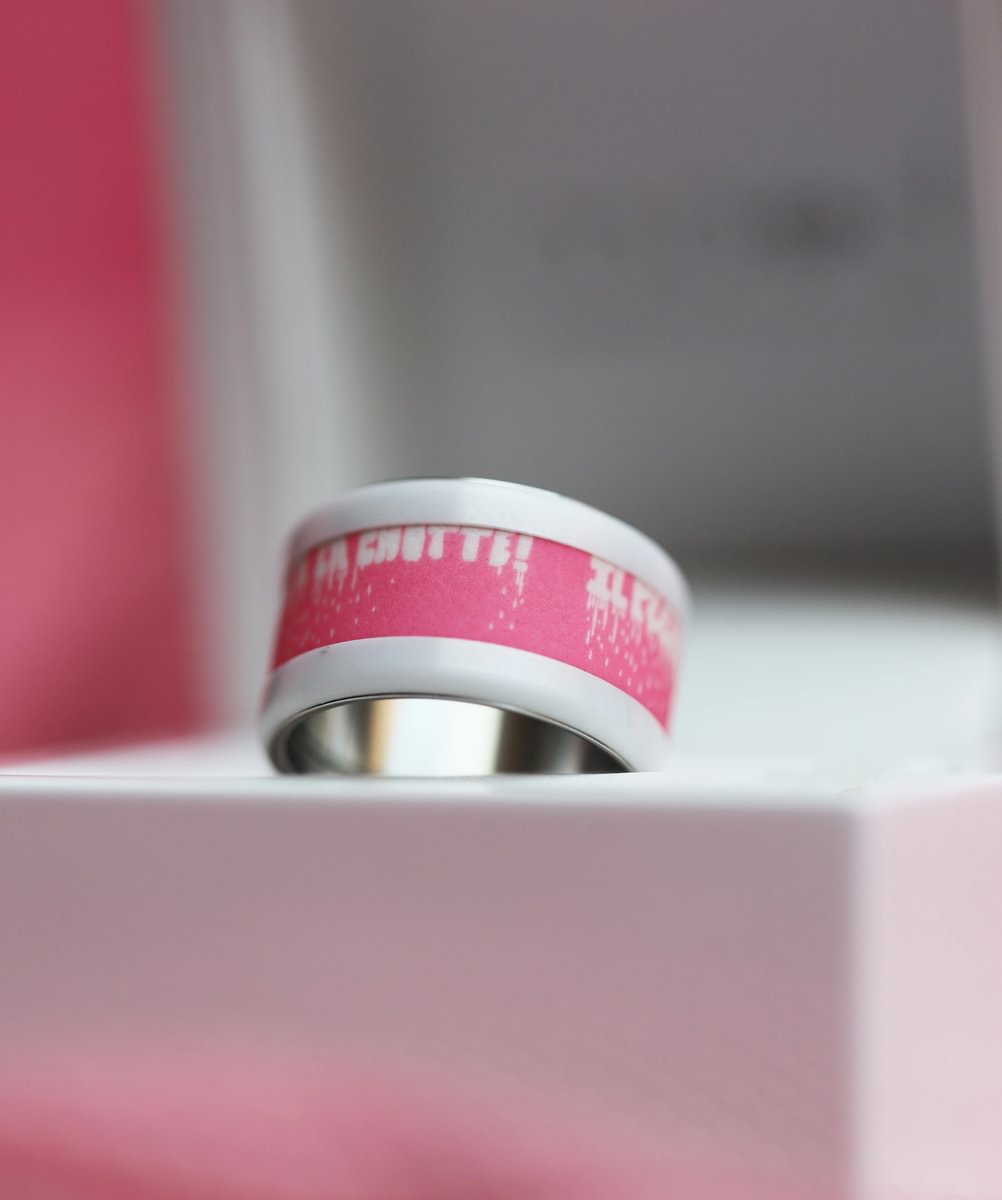 Innenring aus rosa Polymer " Il pleut à la roille, viens te mettre à la chotte !" für mood Ring