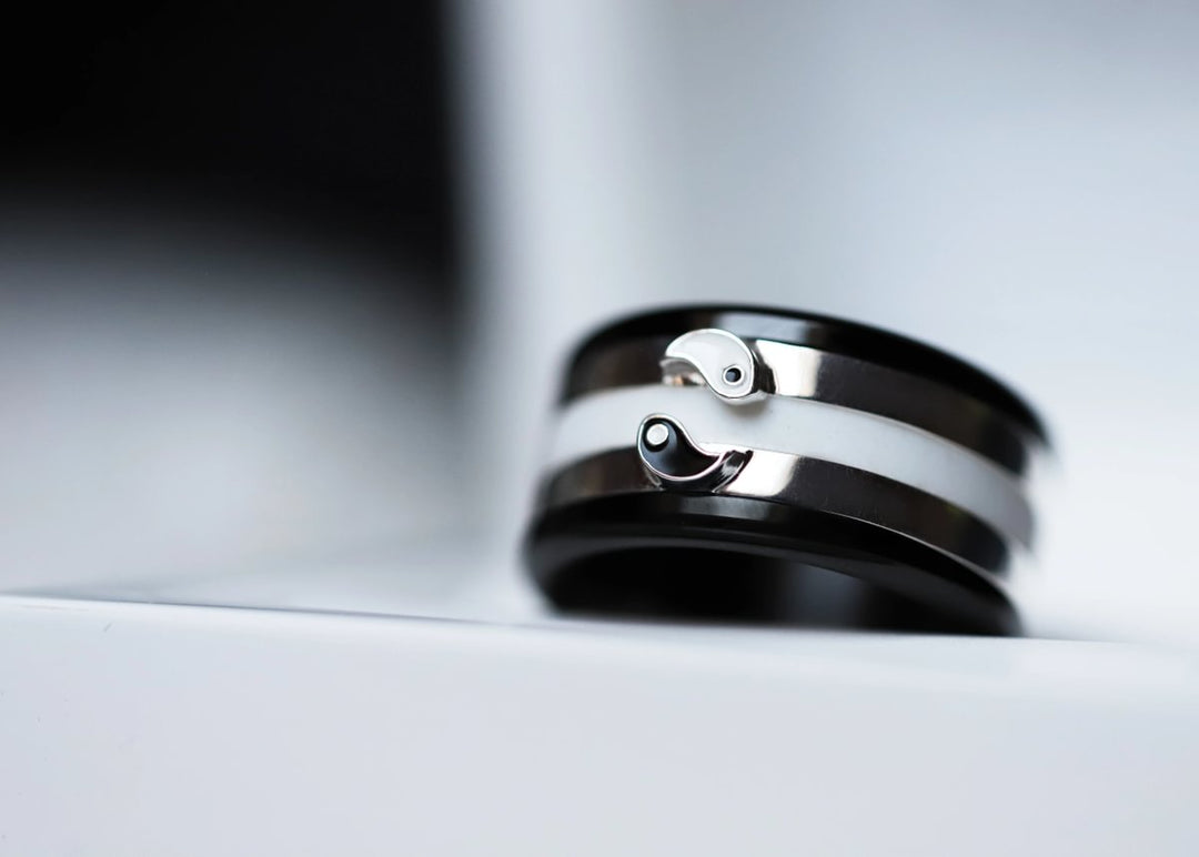Set von zwei Medium Addons "Yin & Yang" aus Silber mit schwarz-weisser Emaille-Beschichtung für den auswechselbaren mood Ring