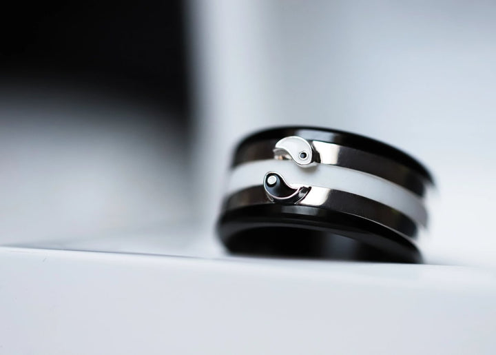 Set von zwei Medium Addons "Yin & Yang" aus Silber mit schwarz-weisser Emaille-Beschichtung für den auswechselbaren mood Ring