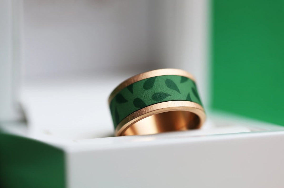 Inner ring in green polymer "Faut pas pousser mémé dans les orties" for mood ring