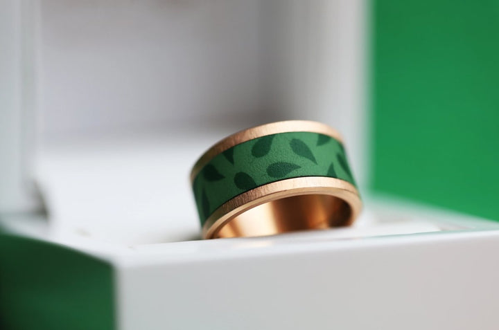 Inner ring in green polymer "Faut pas pousser mémé dans les orties" for mood ring