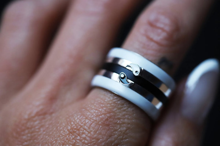 Set von zwei Medium Addons "Yin & Yang" aus Silber mit schwarz-weisser Emaille-Beschichtung für den auswechselbaren mood Ring