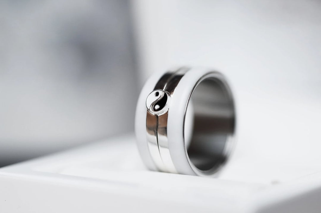 Set von zwei Medium Addons "Yin & Yang" aus Silber mit schwarz-weisser Emaille-Beschichtung für den auswechselbaren mood Ring