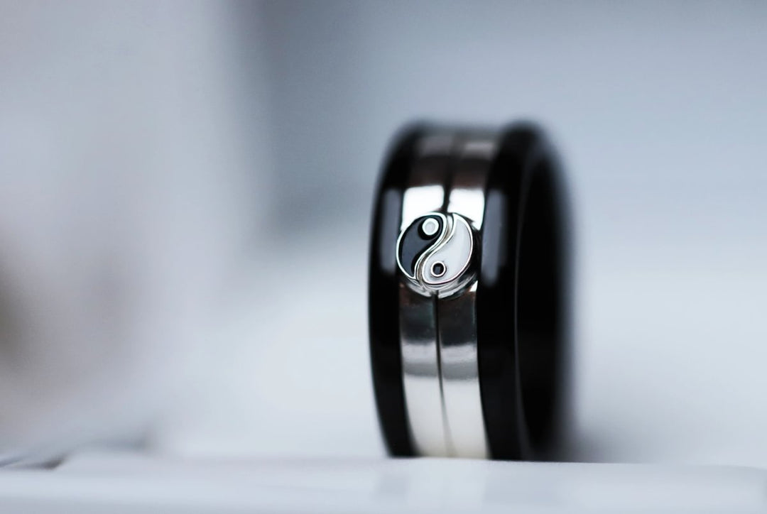 Set von zwei Medium Addons "Yin & Yang" aus Silber mit schwarz-weisser Emaille-Beschichtung für den auswechselbaren mood Ring