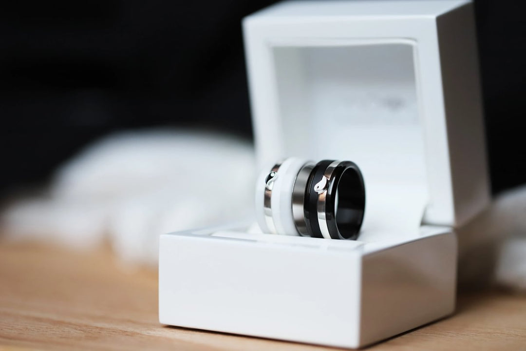 Set von zwei Medium Addons "Yin & Yang" aus Silber mit schwarz-weisser Emaille-Beschichtung für den auswechselbaren mood Ring