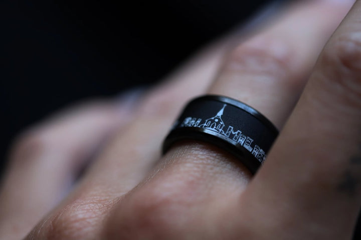 Anneau en polymère noir "Remettre l'église au milieu du village" pour bague mood
