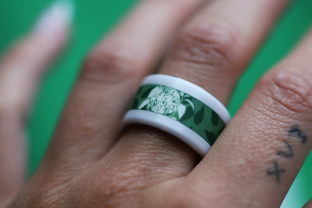 Inner ring in green polymer "Faut pas pousser mémé dans les orties" for mood ring