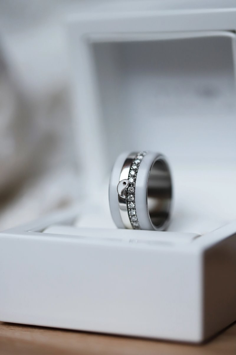 Set von zwei Medium Addons "Yin & Yang" aus Silber mit schwarz-weisser Emaille-Beschichtung für den auswechselbaren mood Ring