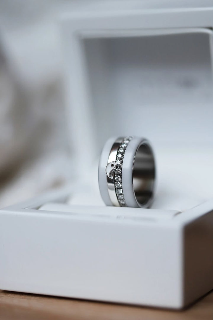 Set von zwei Medium Addons "Yin & Yang" aus Silber mit schwarz-weisser Emaille-Beschichtung für den auswechselbaren mood Ring