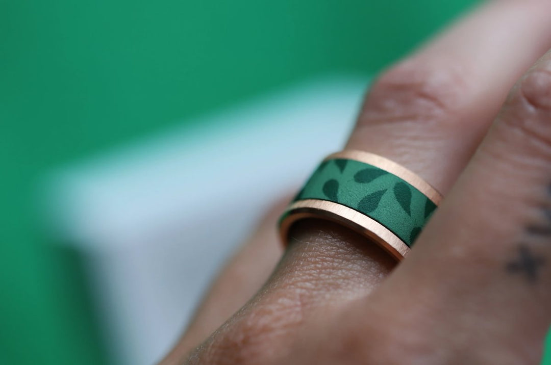 Inner ring in green polymer "Faut pas pousser mémé dans les orties" for mood ring