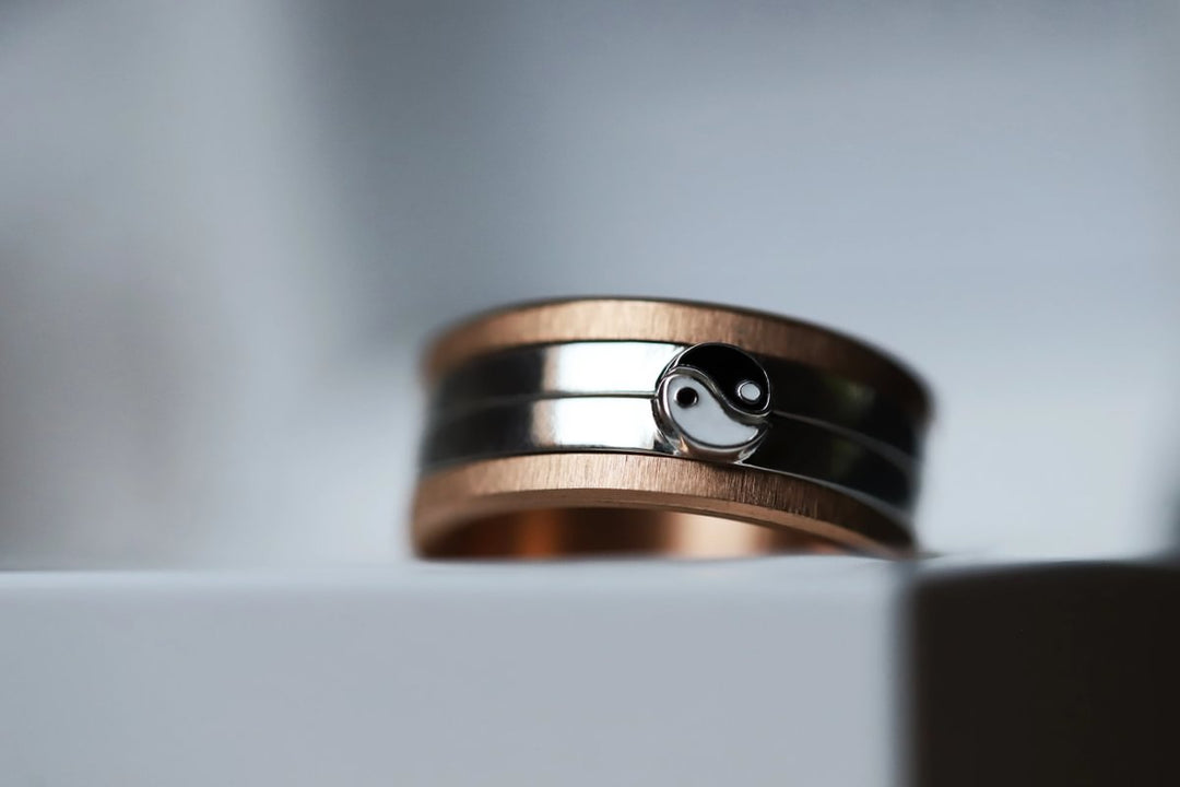 Set von zwei Medium Addons "Yin & Yang" aus Silber mit schwarz-weisser Emaille-Beschichtung für den auswechselbaren mood Ring