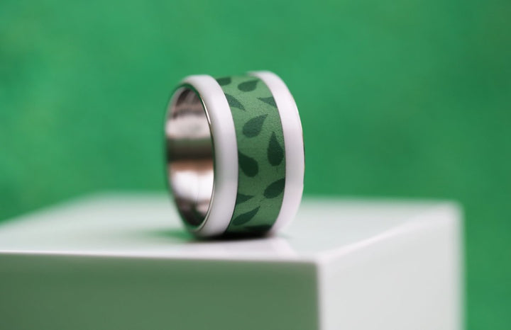Inner ring in green polymer "Faut pas pousser mémé dans les orties" for mood ring