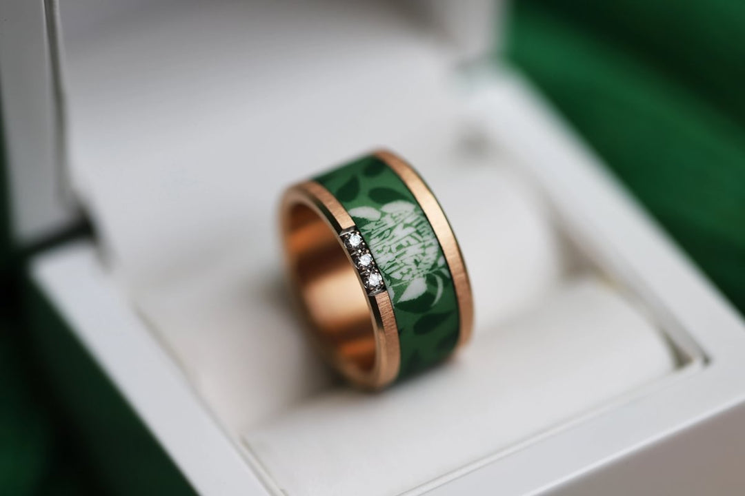 Inner ring in green polymer "Faut pas pousser mémé dans les orties" for mood ring