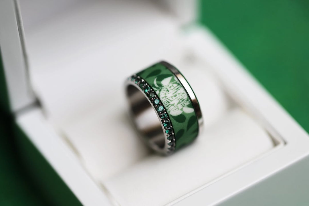 Inner ring in green polymer "Faut pas pousser mémé dans les orties" for mood ring