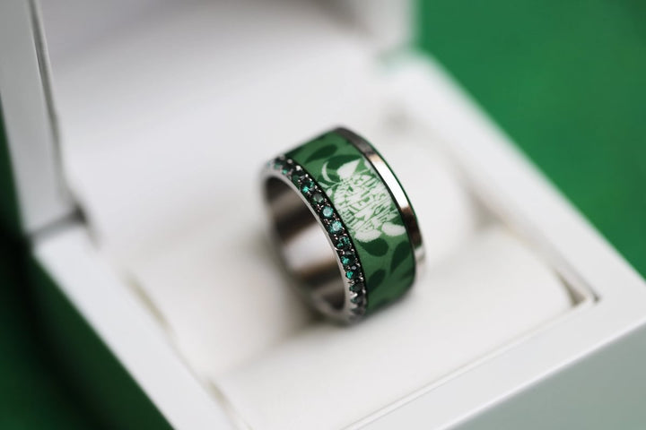 Inner ring in green polymer "Faut pas pousser mémé dans les orties" for mood ring