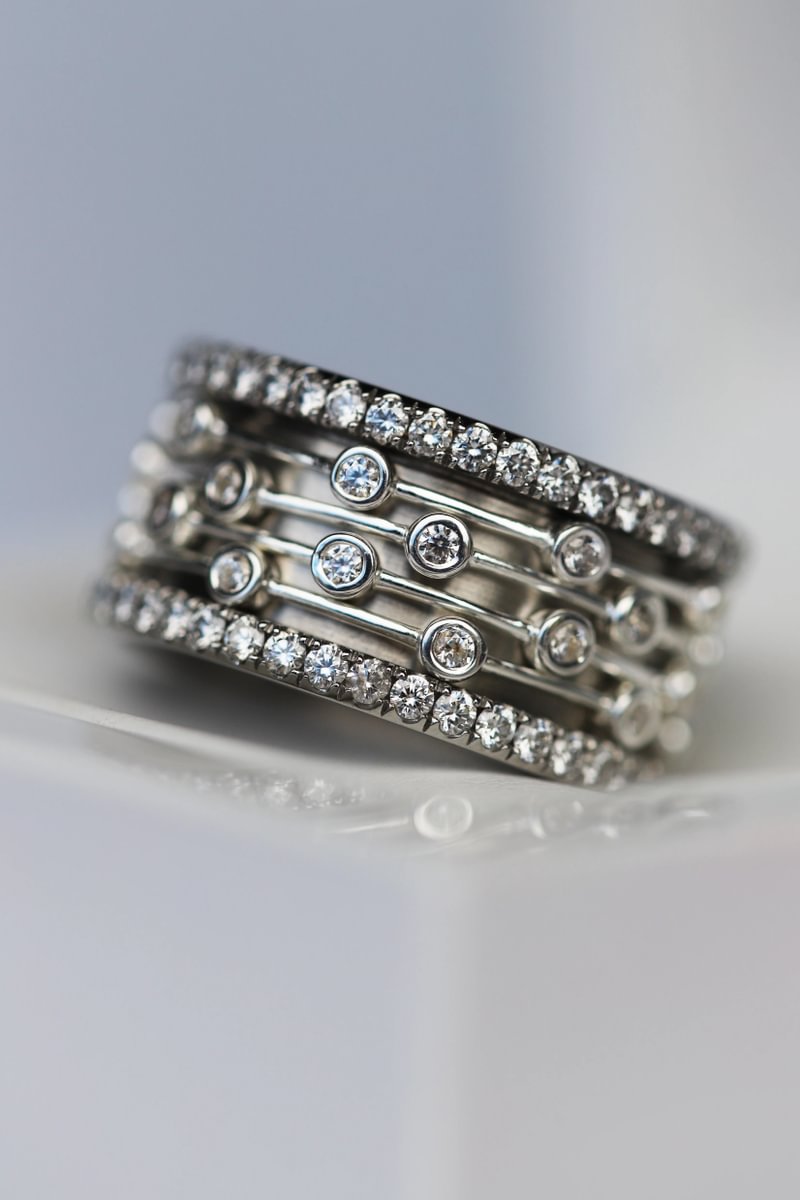 Inner ring in 925 silver "Flying Diamond" polished finish with zircons for interchangeable mood ring