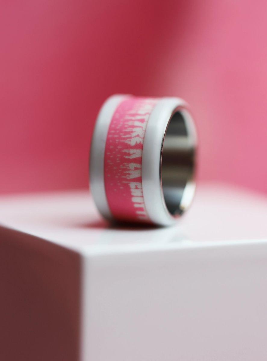 Innenring aus rosa Polymer " Il pleut à la roille, viens te mettre à la chotte !" für mood Ring