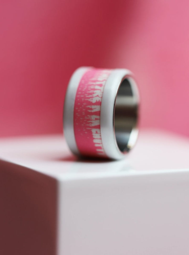 Innenring aus rosa Polymer " Il pleut à la roille, viens te mettre à la chotte !" für mood Ring