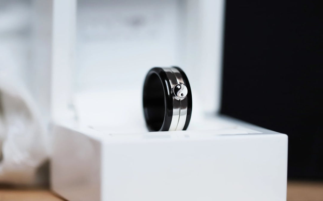 Set von zwei Medium Addons "Yin & Yang" aus Silber mit schwarz-weisser Emaille-Beschichtung für den auswechselbaren mood Ring