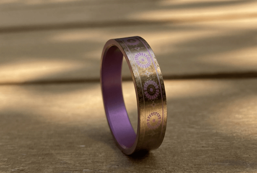 Titane violet Arabesques dorées (deux tiers) - été 2026
