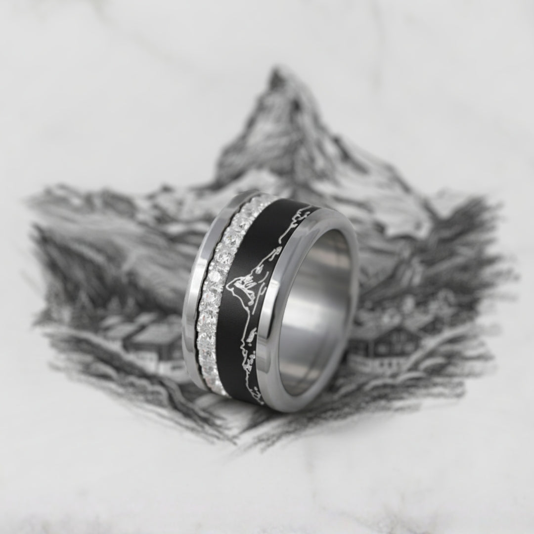 Bague mood Grand Pic noire avec gravure du Cervin et anneau serti de zircons – bijou haut de gamme au design suisse et interchangeable.