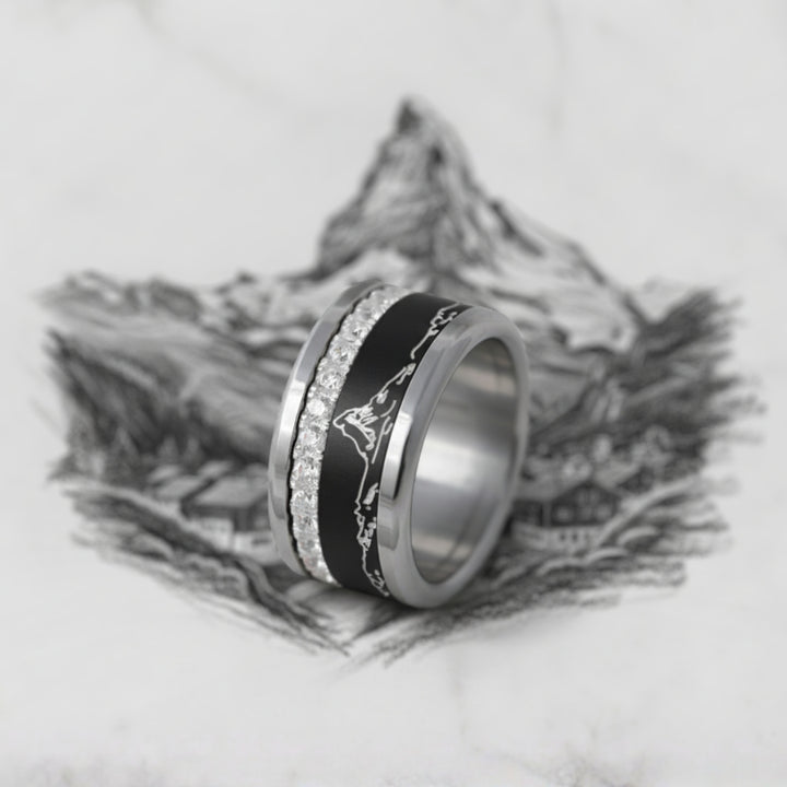 Bague mood Grand Pic noire avec gravure du Cervin et anneau serti de zircons – bijou haut de gamme au design suisse et interchangeable.