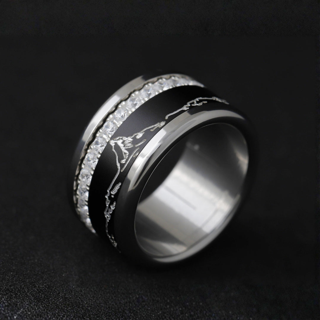 Vue rapprochée de la bague mood Grand Pic rouge en argent et acier inoxydable – anneaux interchangeables et relief du Cervin symbolisant la Suisse.